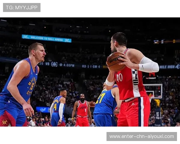 快船临场战术板上，内线保护与外线牵制并行